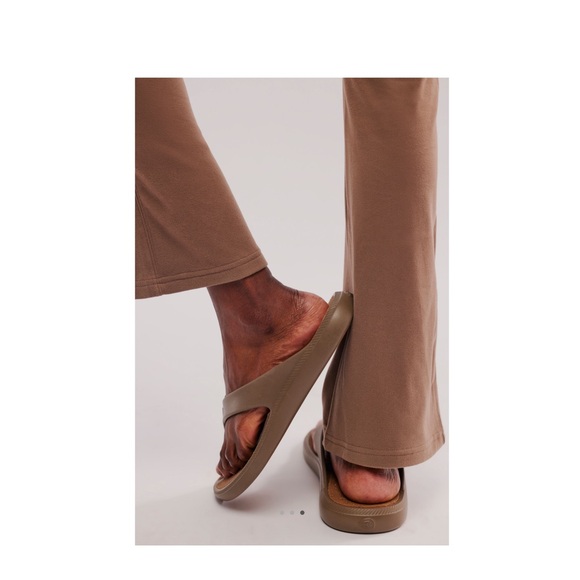 NWT CARIUMA IBITU FLIP FLOPS - Picture 3 of 3